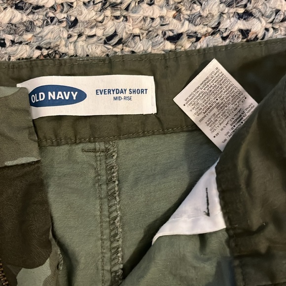 Old navy fatigue shorts - Picture 3 of 5